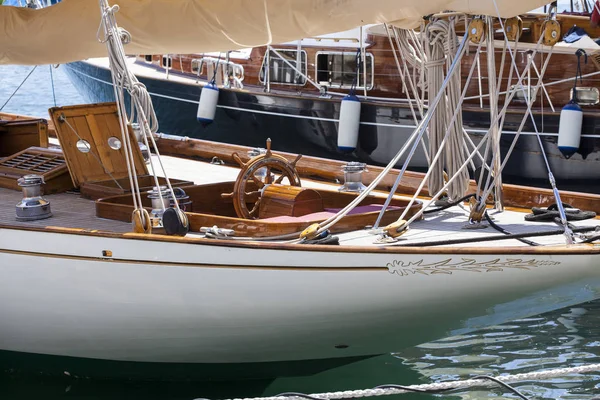 Feed of sailing yacht — Stock Photo, Image