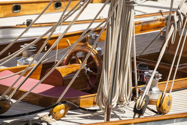 Jacht żaglowy na molo — Zdjęcie stockowe
