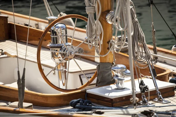 Yelkenli yat için güverte ekipmanları