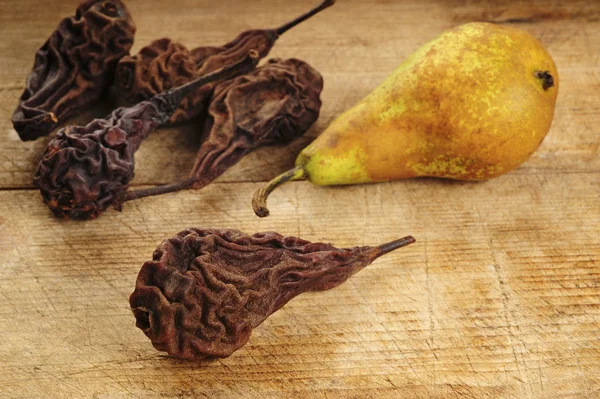 Dried and fresh pears over wooden background — Stock Photo, Image