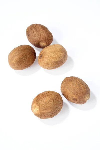 Nutmegs isolato su bianco — Foto Stock