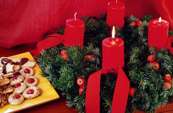 Grinalda de advento e biscoitos de Natal — Fotografia de Stock