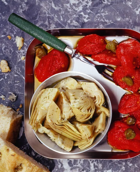 Antipasti-Teller, Artischocken und Kapern — Stockfoto