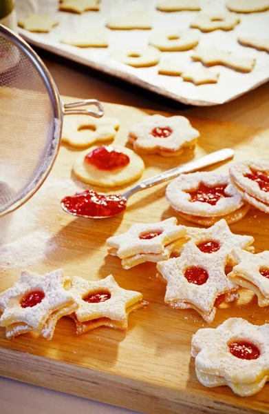 Maken van christmas cookies — Stockfoto