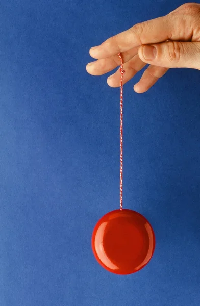 yoyo mavi arka plan üzerinde oynama