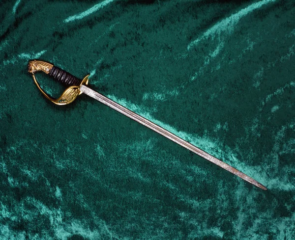 Yeşil üzerinde izole kılıç — Stok fotoğraf