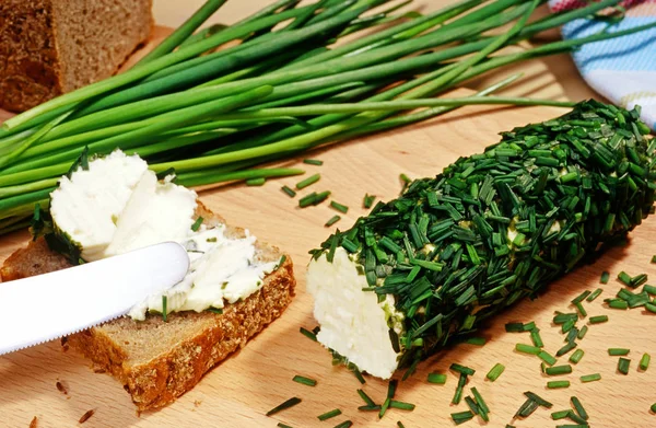 Crema di formaggio, arrotolato in erba cipollina — Foto Stock