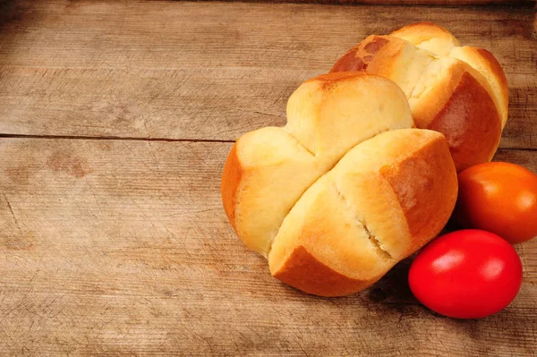 Pasqua pinze isolato su sfondo di legno — Foto Stock