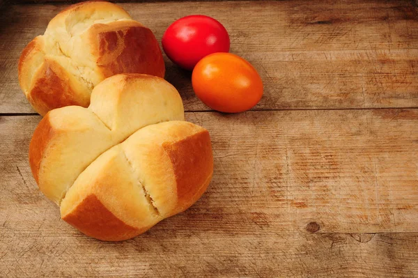 Pasqua pinze isolato su sfondo di legno — Foto Stock