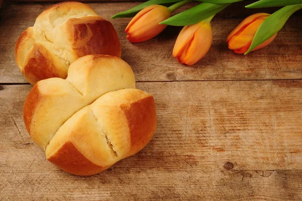 Pasqua pinze su sfondo di legno — Foto Stock