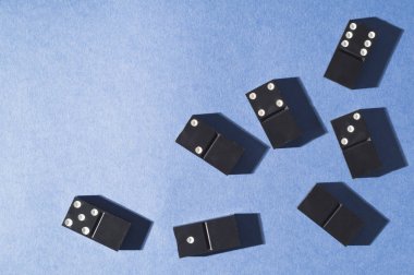 Siyah Domino boş alanı mavi zemin üzerine beyaz noktalı. Kavram oyunlar ve heyecan.