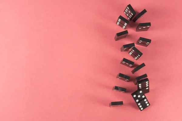 Kırmızı zemin üzerine düşen Domino. Kırmızı kurdele dünya için şeklini gün AIDS.