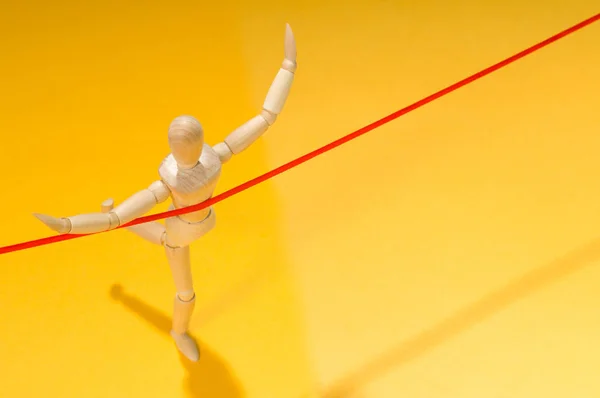 Hedef başarı ve başarı. Ahşap heykelcik ve bitirme şerit kavramı.