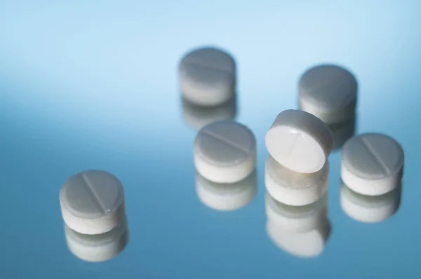 Küçük beyaz yuvarlak tablet cam. Arka plan tıp ve sağlık.