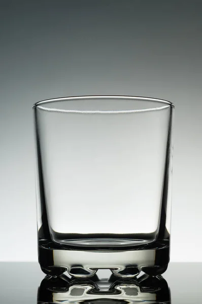 Hafif bir arka plan üzerinde boş şeffaf cam.