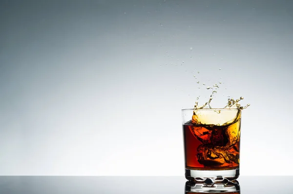 Soldaki mavi bir arka plan üzerinde sağ ve boş alan buz küpleri ile iç.