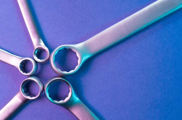 Takım Tema arka plan. Işık kırmızı ve turkuaz mavi bir arka plan üzerinde somun anahtarları.