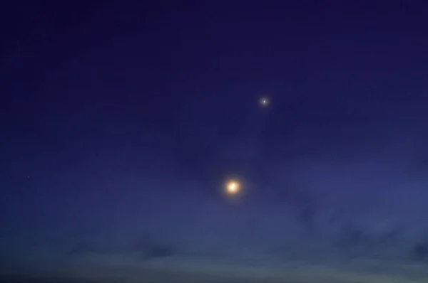 Luna Estrella Brillante Sobre Fondo Una Noche Oscura Cielo Violeta — Foto de Stock