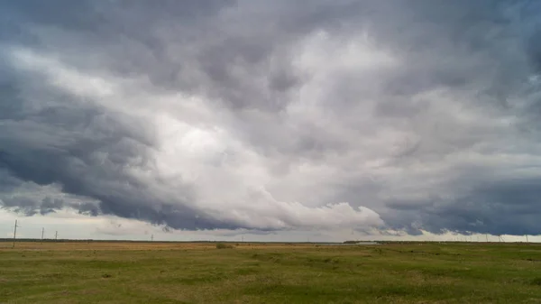 Peyzaj alanı ve karanlık fırtınalı gökyüzü.