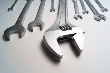 Hafif bir arka plan birkaç somun anahtarları yakın çekim. Tasarım için çalışma araçları hakkında.