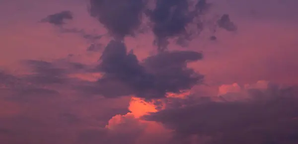 Mor ve pembe bulutlar akşam gökyüzünde. Renkli arka plan.