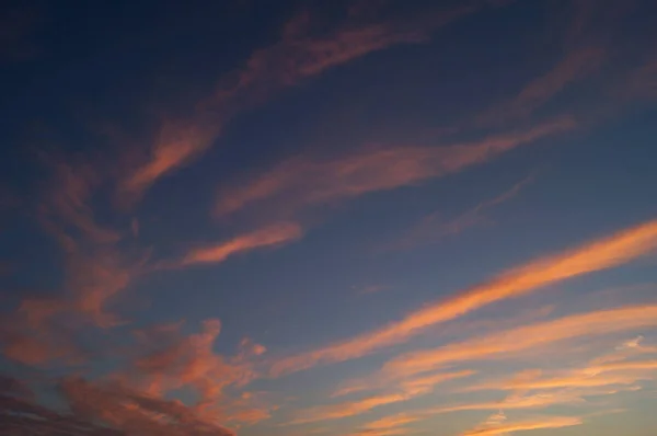 Mor ve turuncu çizgili soyut resim. Gün batımında süslü şeklinin bulutlar.