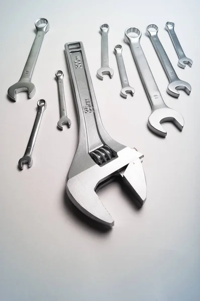 Beyaz bir arka plan üzerinde geniş bir açıyla fotoğraflandı araçları.