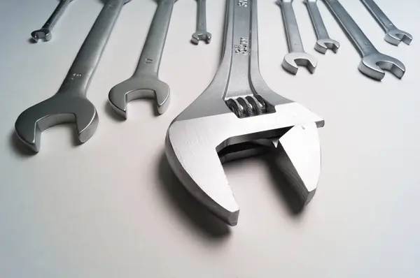 Hafif bir arka plan birkaç somun anahtarları yakın çekim. Tasarım için çalışma araçları hakkında.