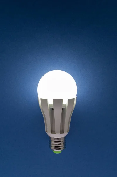 Lampadina Led Risparmio Energetico Sfondo Blu Progettazione Del Negozio Elettronica — Foto Stock