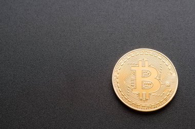 Doğru karesinde siyah doku ve soldan boş alan altın bitcoin.