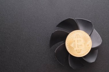 Para bitcoin ve fan soğutma sisteminden. Kripto para birimi madencilik soyut resim.