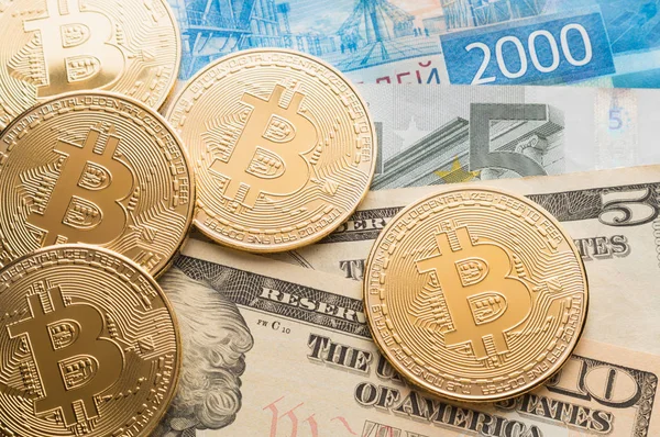 Farklı banknot üzerinde birkaç altın bitcoin.