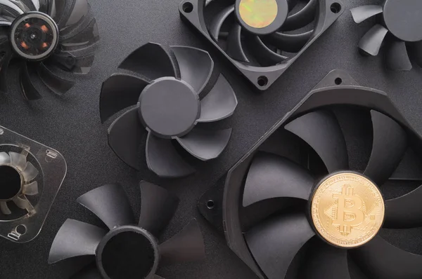 Altın sikke bitcoin ve fanlar. Araştırma Kripto Döviz Alım ve soğutma sistemi.