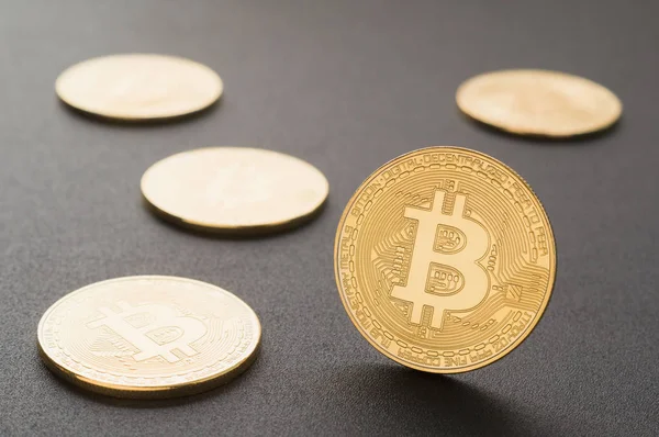 Birkaç altın bitcoin.