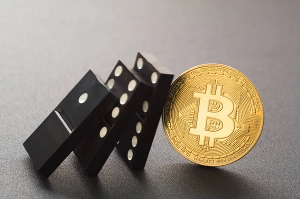 Düşen Domino ve bozuk para bitcoin. Teknoloji blockchain soyut resim.