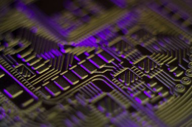 Bilgisayar çipi içinde sarı ve mor tonları.