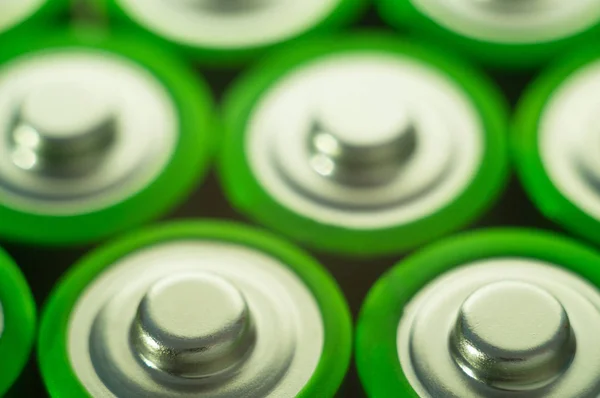 Pil en iyi. Yeşil pil yığını. Arka plan üzerinde elektronik.