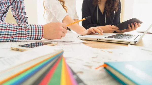 Gençler konularda tartışmaya bilgisayar önünde masada. Yaratıcı çalışma çalışma şartlarına. 