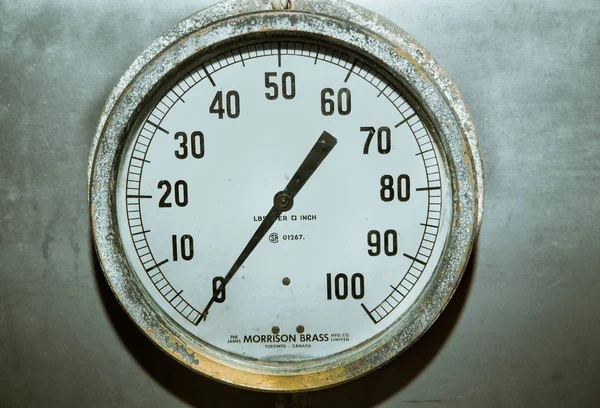 Mooie gedetailleerde close-up weergave van oude vintage instrument brand pomp gauge — Stockfoto