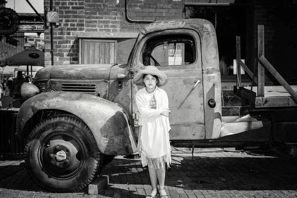 Retrato de monocromo serio elegante hermosa niña de pie delante de viejo clásico vintage retro camión Imagen de stock