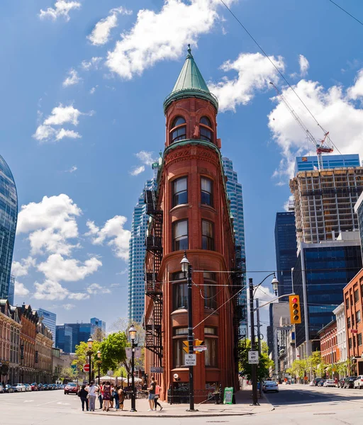 Einladende toronto Stadt, Blick auf die Landschaft der Stadt mit alten klassischen Gebäuden und Spaziergänge rund um die Menschen — Stockfoto