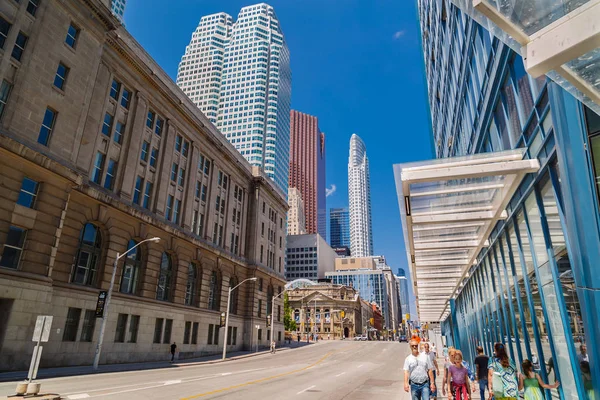 Inviting  beautiful Toronto city landscape view with old vintage classic buildings and people in background — Stock Photo, Image