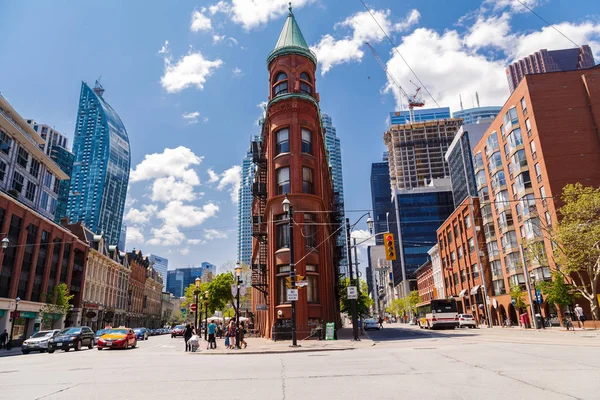 Schöne einladende Toronto Stadtlandschaft mit alten klassischen Gebäuden und Menschen im Hintergrund — Stockfoto