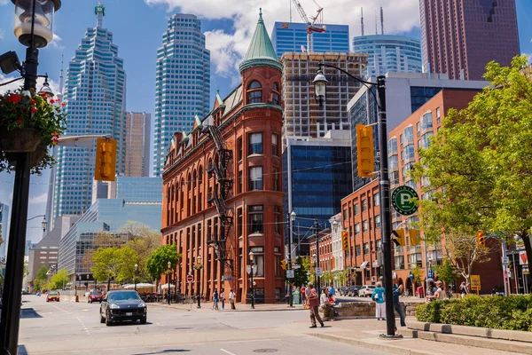 Linda convidativa vista paisagem da cidade de Toronto com antigos edifícios clássicos vintage e pessoas em segundo plano — Fotografia de Stock