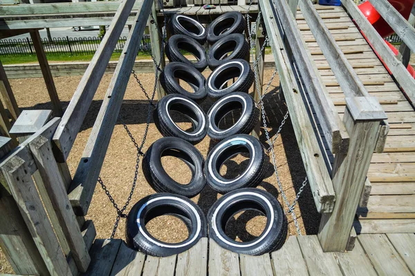 Vue rapprochée détaillée de beaux vieux pneus de véhicules d'occasion sur le terrain de jeu des enfants du parc de Toronto — Photo