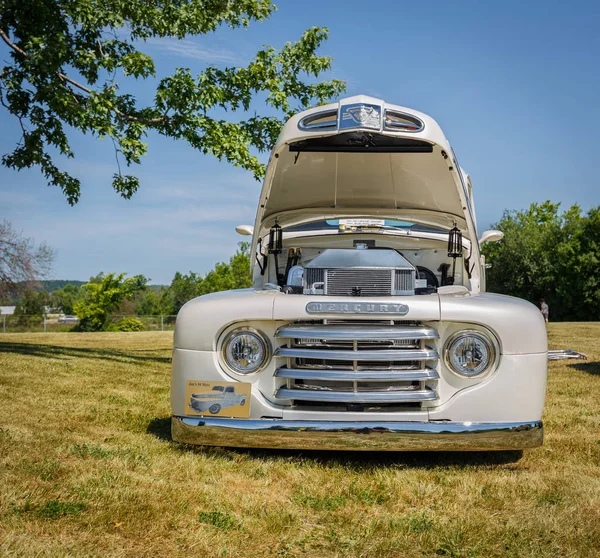 Impresionante hermosa vista frontal de clásico vintage camioneta retro en el parque al aire libre —  Fotos de Stock
