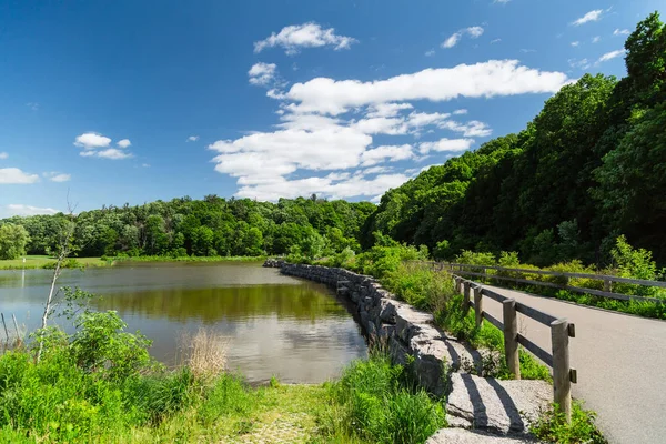 Impresionante atractivo hermosa vista del paisaje del parque al aire libre con el cielo azul nubes esponjosas en verano día soleado Imágenes de stock libres de derechos