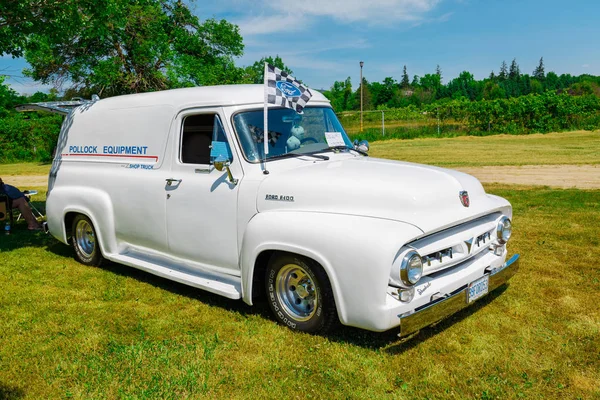 Szép closeup oldalnézetből a régi klasszikus vintage pickup teherautó, autó — Stock Fotó