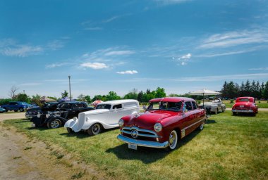 eski vintage klasik retro otomobil park güzel yan görünümü çok güzel güneşli