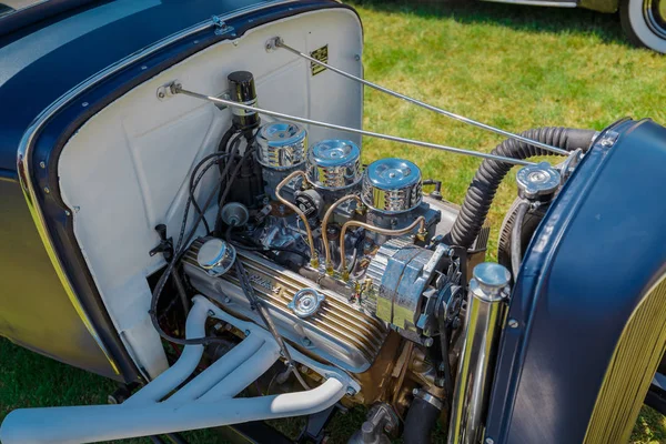 驚くほどのクローズ アップの詳細車のエンジンや部品の表示 — ストック写真